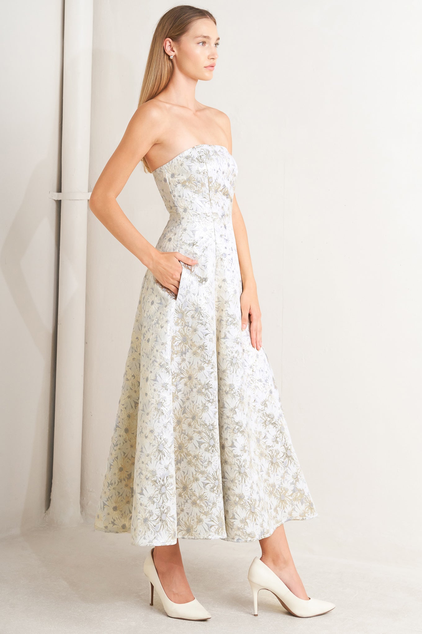 WHITE & GOLD JACQUARD STRAPLESS MIDI DRESS
